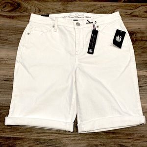 Gloria Vanderbilt Crystal White Slimming Shorts size 8 NWT